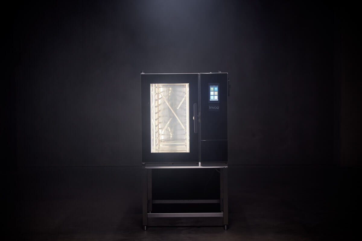 Les fours Invoq Combi et Hybrid, au design noir épuré, s'intègrent parfaitement dans les cuisines modernes des cantines et des services de restauration tout en offrant des performances de cuisson professionnelles.