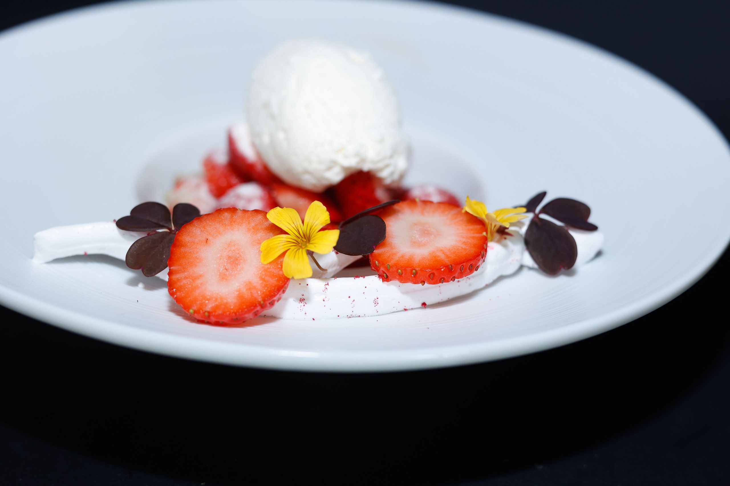 Strawberry Dessert with Crisp Meringue  - HOUNÖ